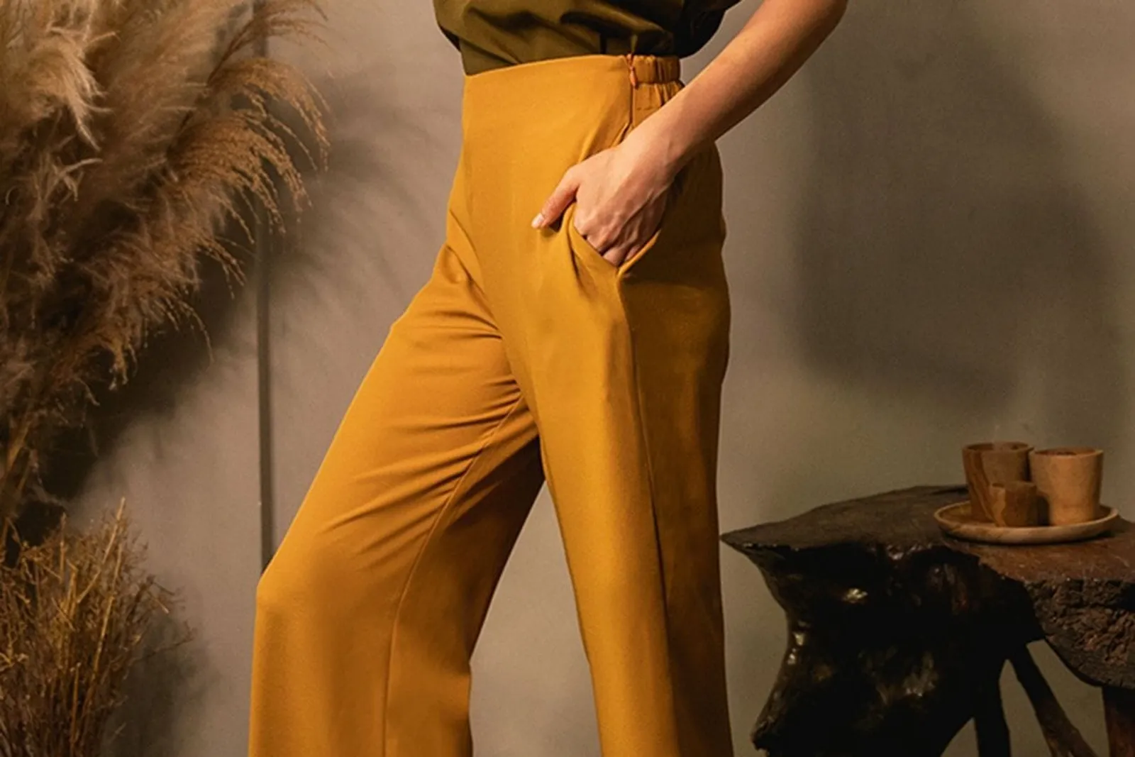 #PopbelaOOTD: Ikut Tren Kekinian Pakai Celana Kuning dari Brand Lokal