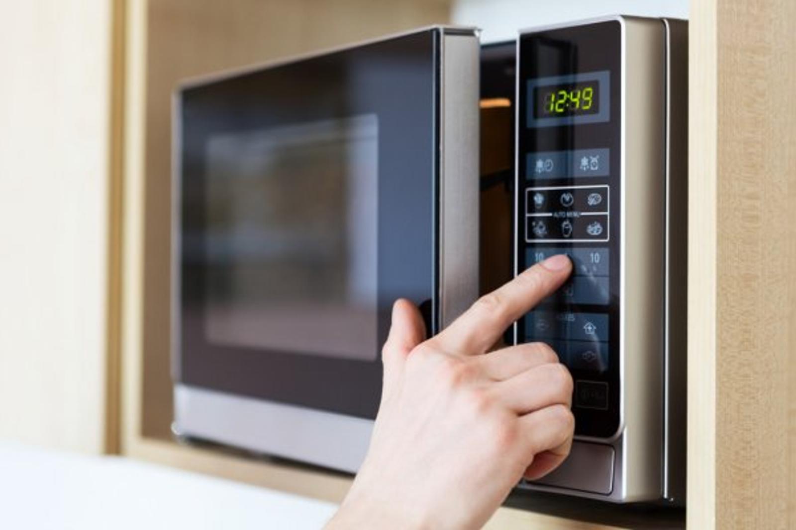 Hilangkan Nutrisi dalam Makanan, Yuk Intip Fakta & Mitos Microwave