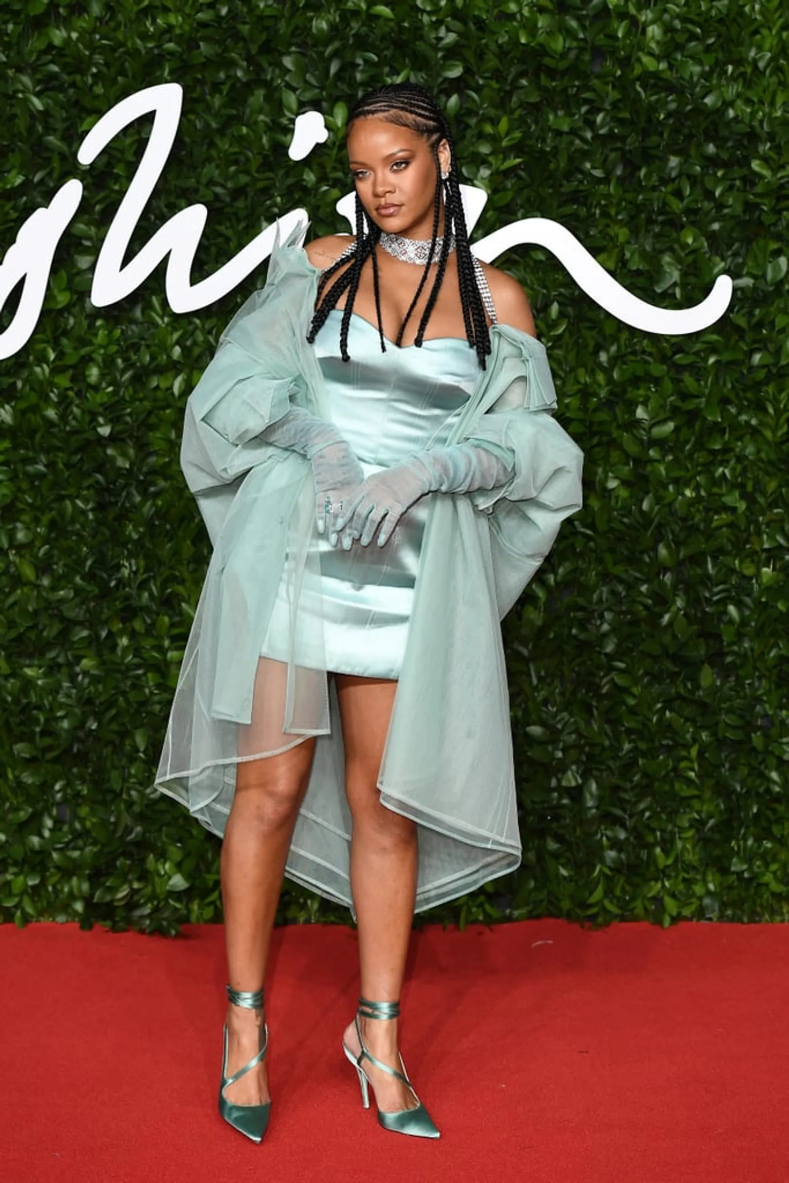 Resmi Tutup, Intip Gaya Modis Rihanna Pakai Fenty Fashion