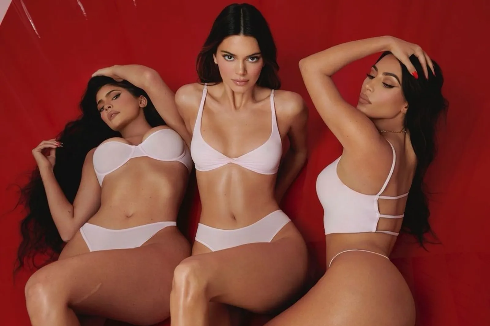 Kim Kardashian Lakukan Pemotretan Seksi dengan Kendall & Kylie Jenner