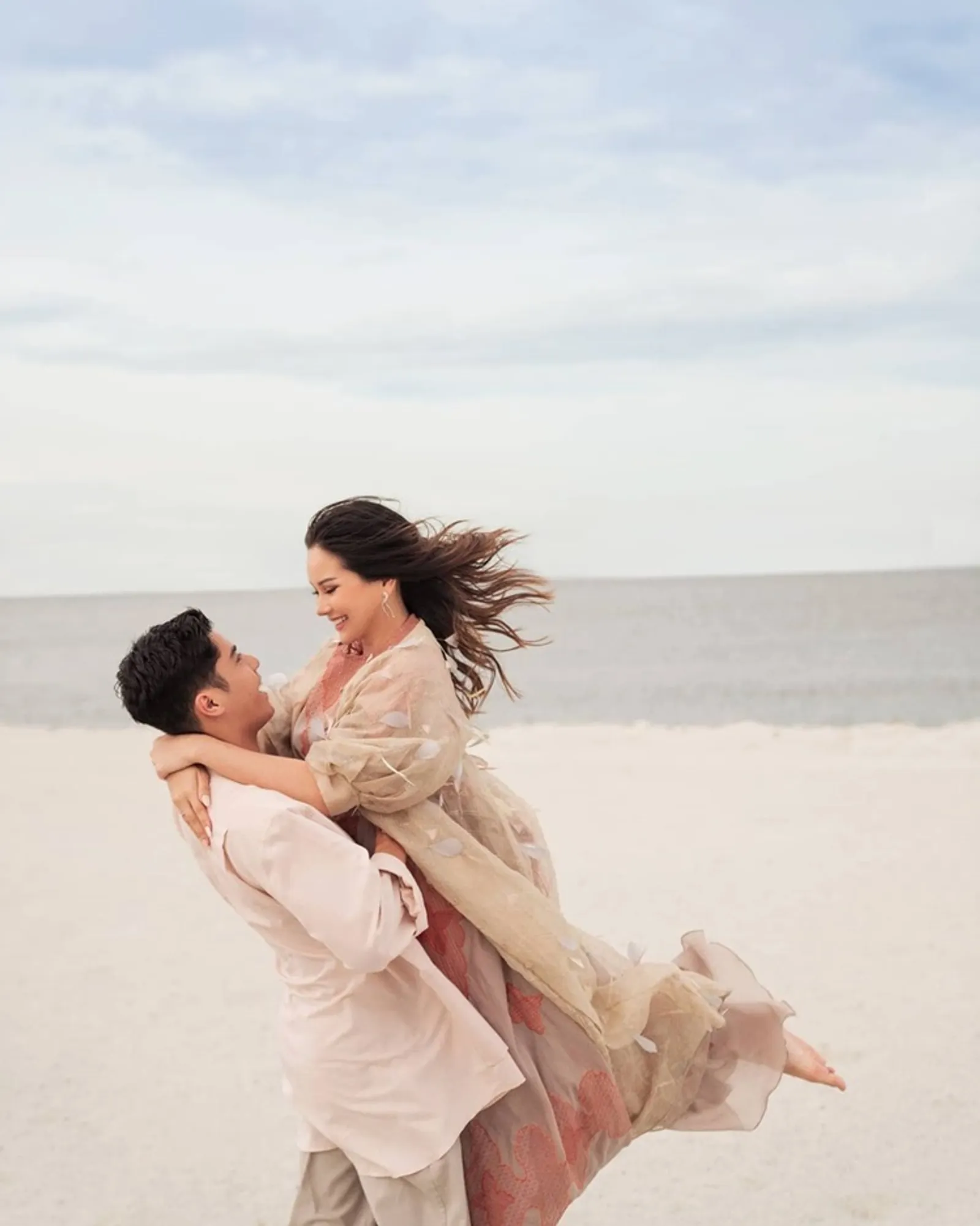 Bak Pre-Wedding, 9 Potret Mesra Al Ghazali & Alyssa Daguise di Pantai
