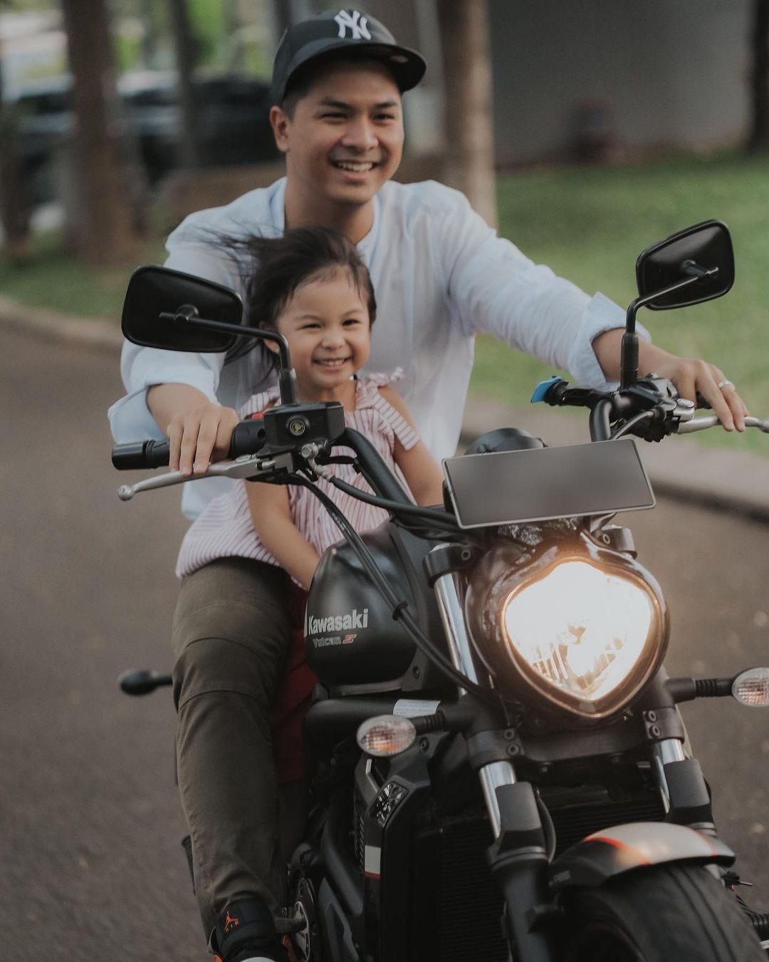 Akrab Dengan Anak Perempuan, Ini Momen Manis 9 Artis Sebagai Ayah