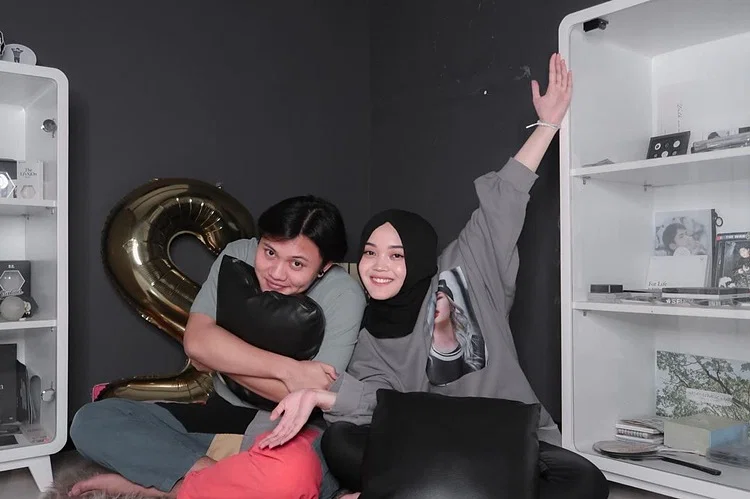 Kakak Rasa Pacar! 9 Potret Akrab Seleb Pria dengan Adik Perempuannya