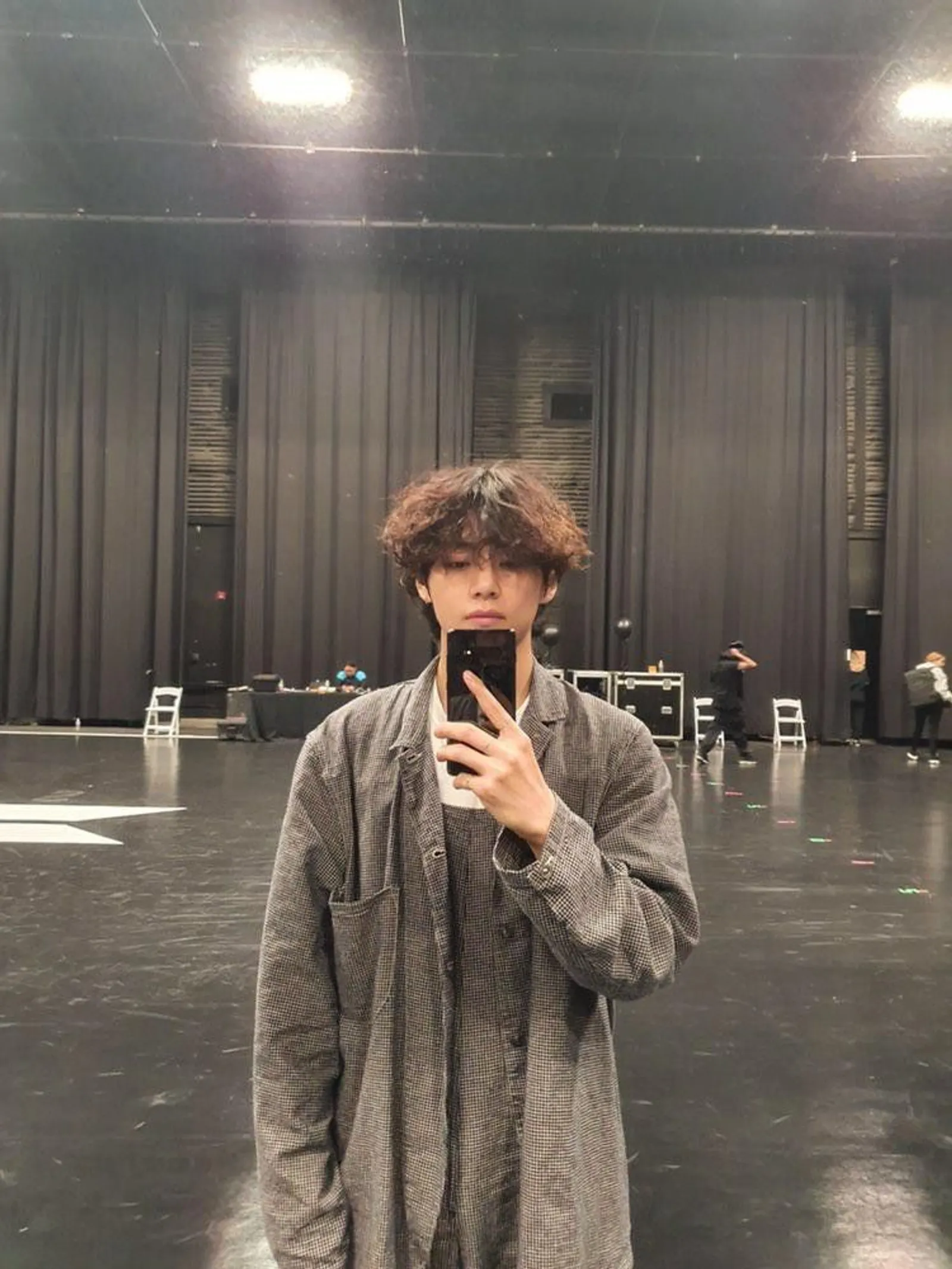 Hobi OOTD, Intip Gaya Keren V BTS Sambil Mirror Selfie