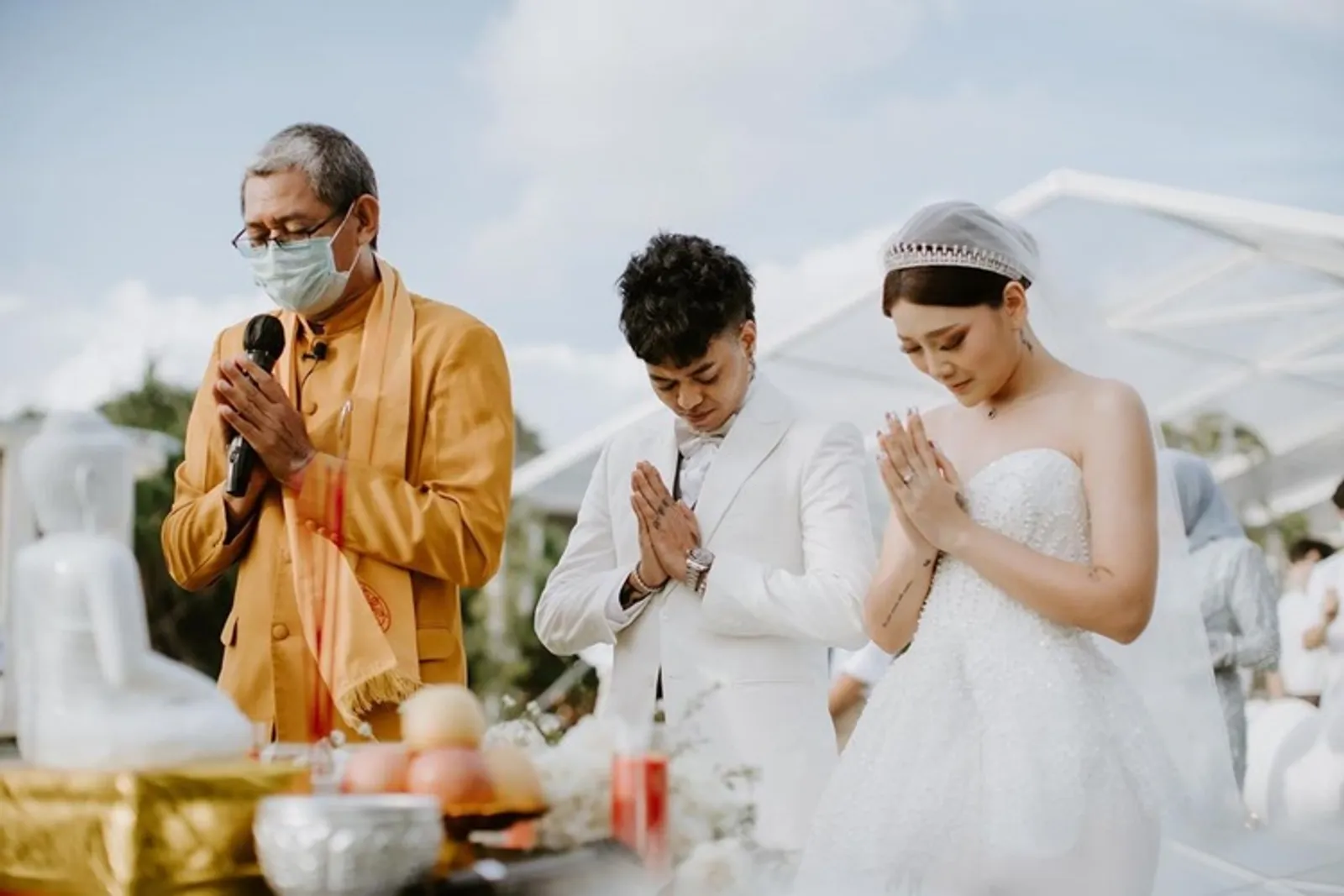 Menikah dalam Agama Buddha, 9 Momen Bahagia Reza Arap & Wendy Walters