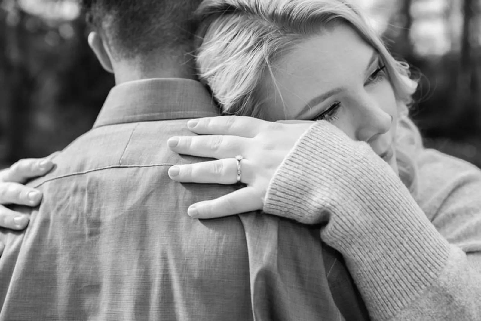 Ini 8 Cara Membantu Pasangan yang Sedang Berduka