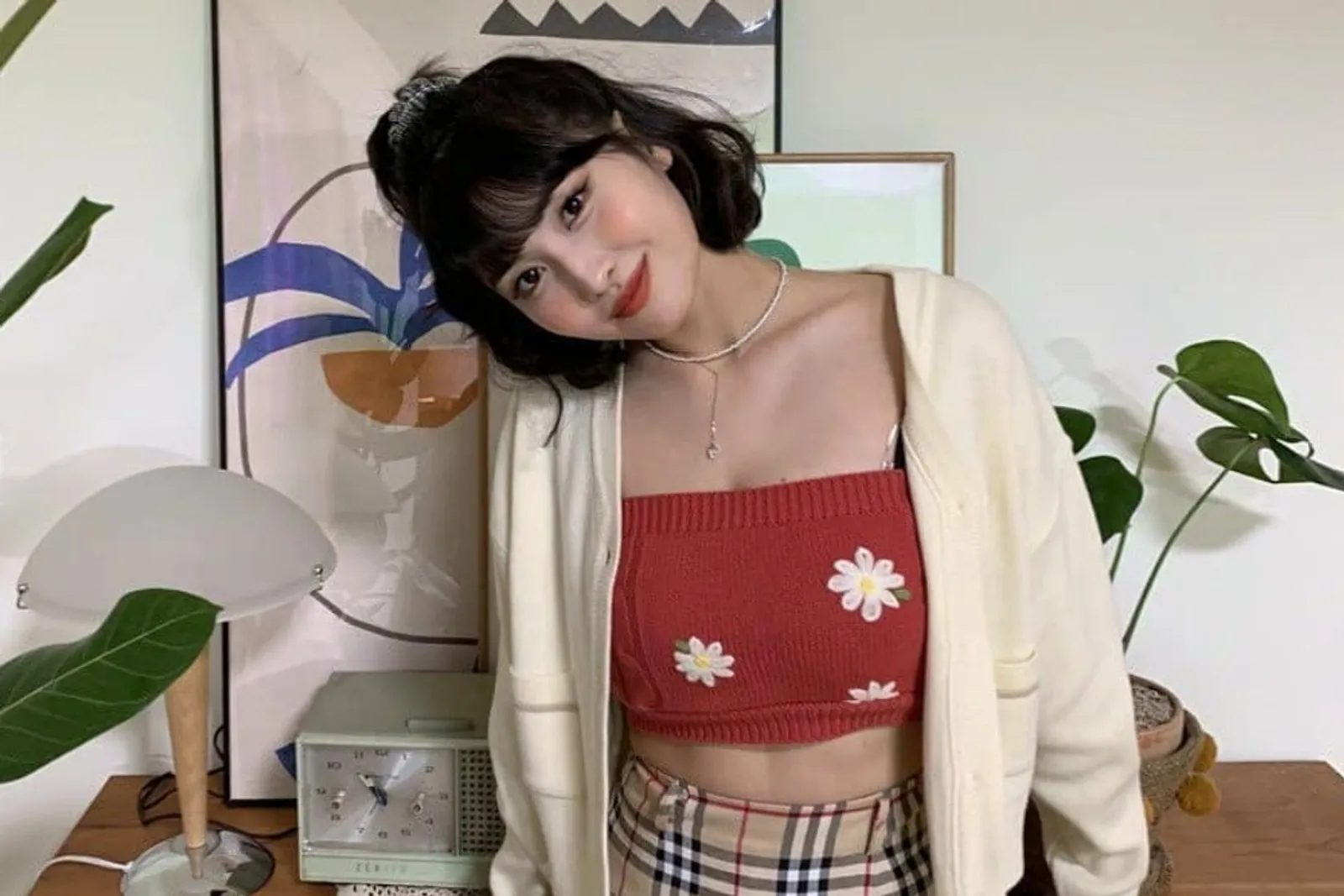 Potret Momo 'Twice', Kekasih Kim Hee Chul yang Tampilkan Tarian Seksi 