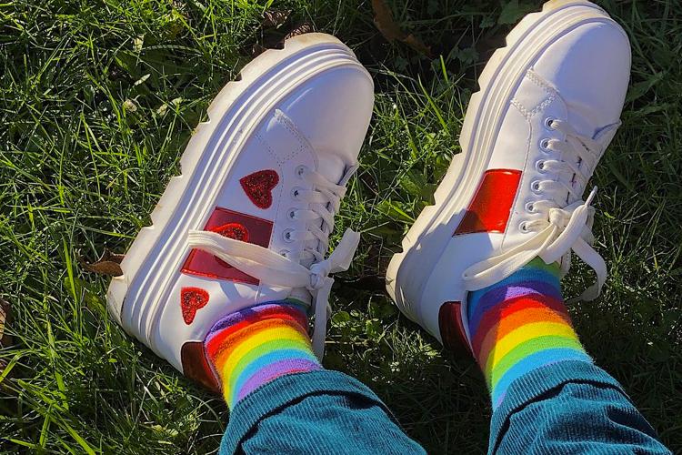 6 Inspirasi OOTD Kekinian Pakai Kaus Kaki Motif