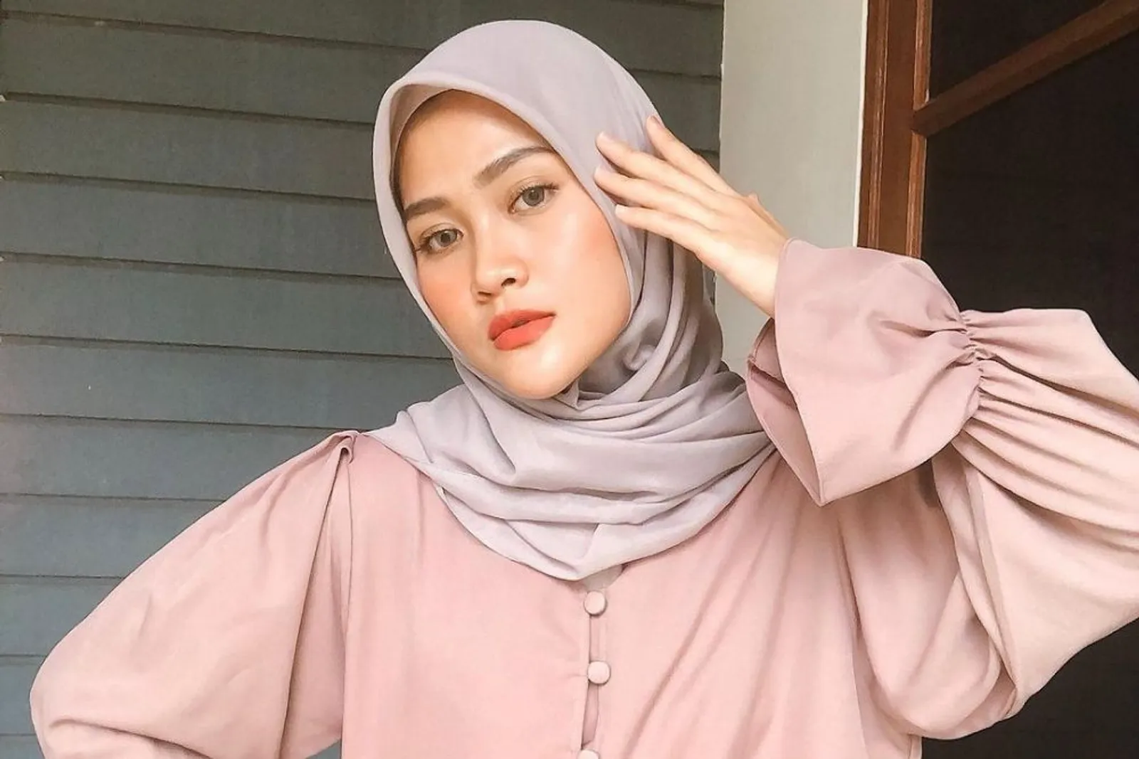7 Potret Henny Rahman, Istri Zikri Daulay yang Putuskan Lepas Hijab  