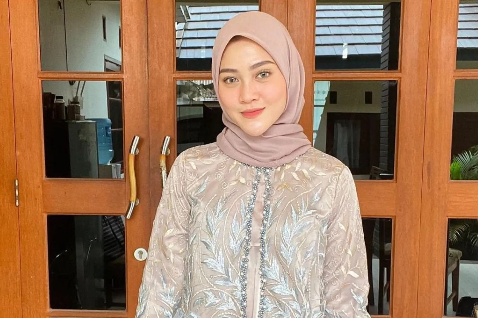 7 Potret Henny Rahman, Istri Zikri Daulay yang Putuskan Lepas Hijab  