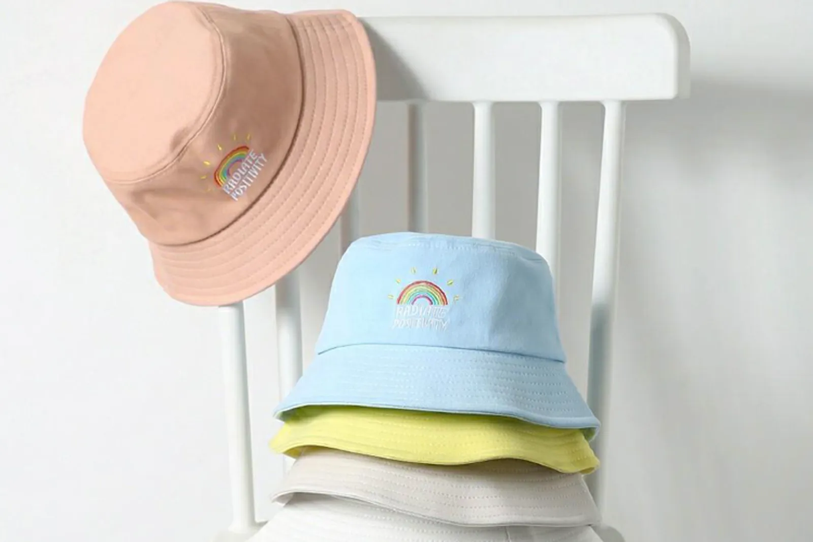 Cara Pakai Bucket Hat untuk Kesan yang Semakin Edgy