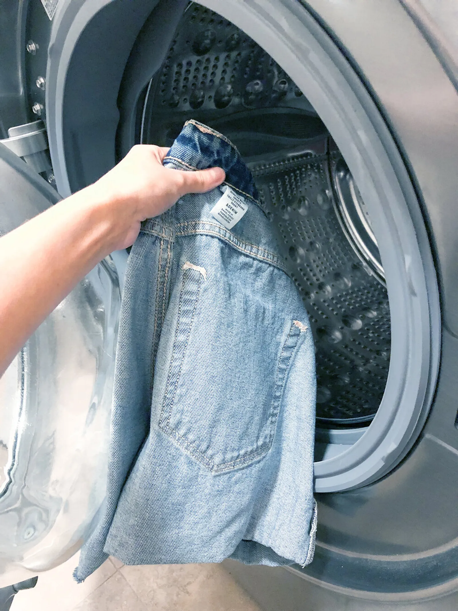 Kembalikan Bentuk Celana Jeans yang Melar dengan Cara Ini