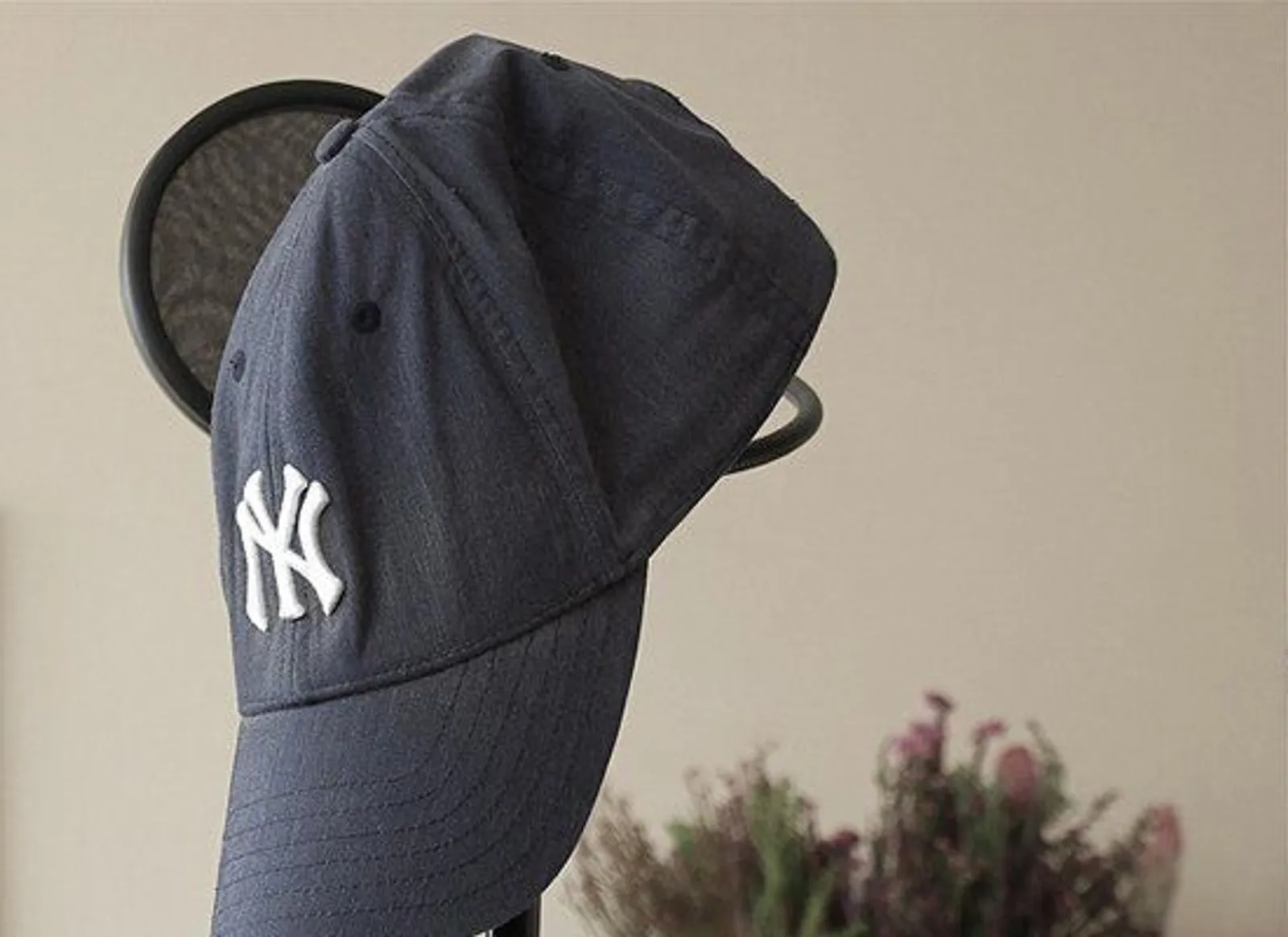 Tanpa Merusak Bentuk, Ini Cara Tepat Membersihkan Topi Baseball