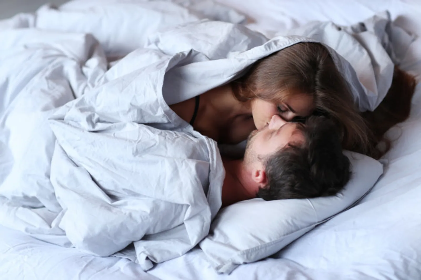 Tidak Hanya Mesra, Ini 7 Manfaat Ciuman di Pagi Hari
