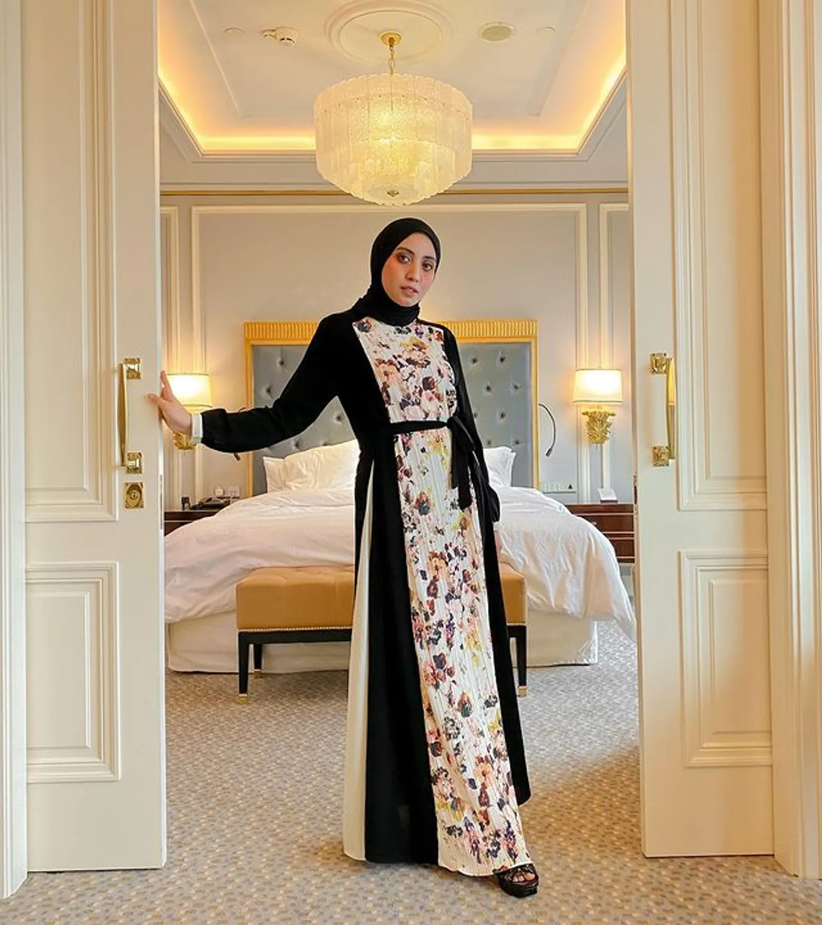 Inspirasi OOTD Gamis Hitam untuk Perempuan Hijab