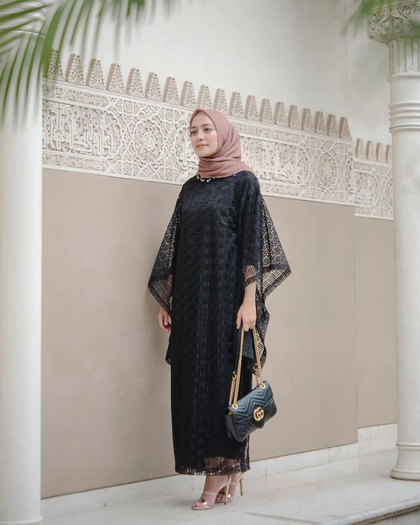 Inspirasi OOTD Gamis Hitam untuk Perempuan Hijab
