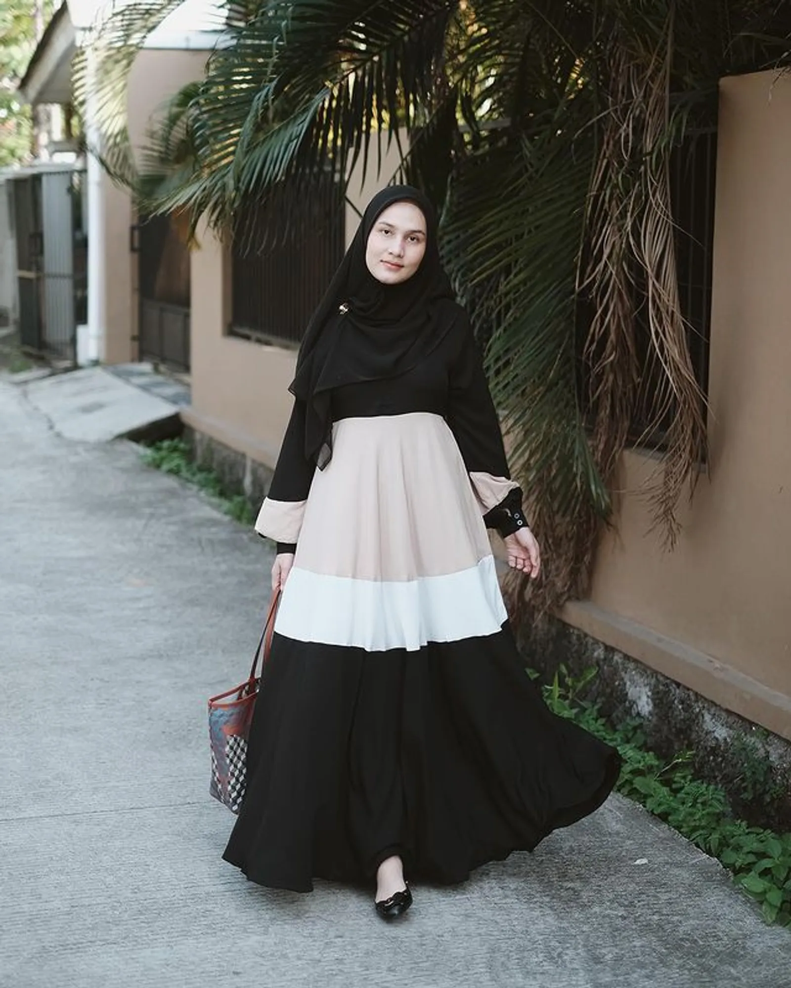 Inspirasi OOTD Gamis Hitam untuk Perempuan Hijab
