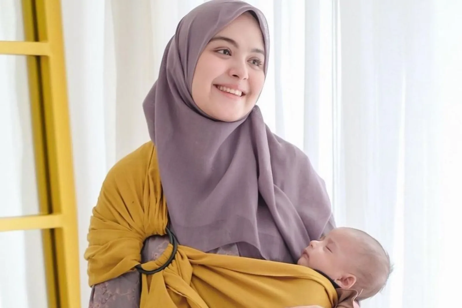 7 Potret Vebby Palwinta, Mama Muda yang Makin Glowing 