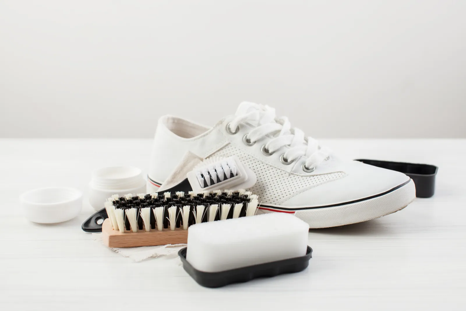 Cara Membersihkan Sol Sepatu Putih yang Kotor dan Menguning
