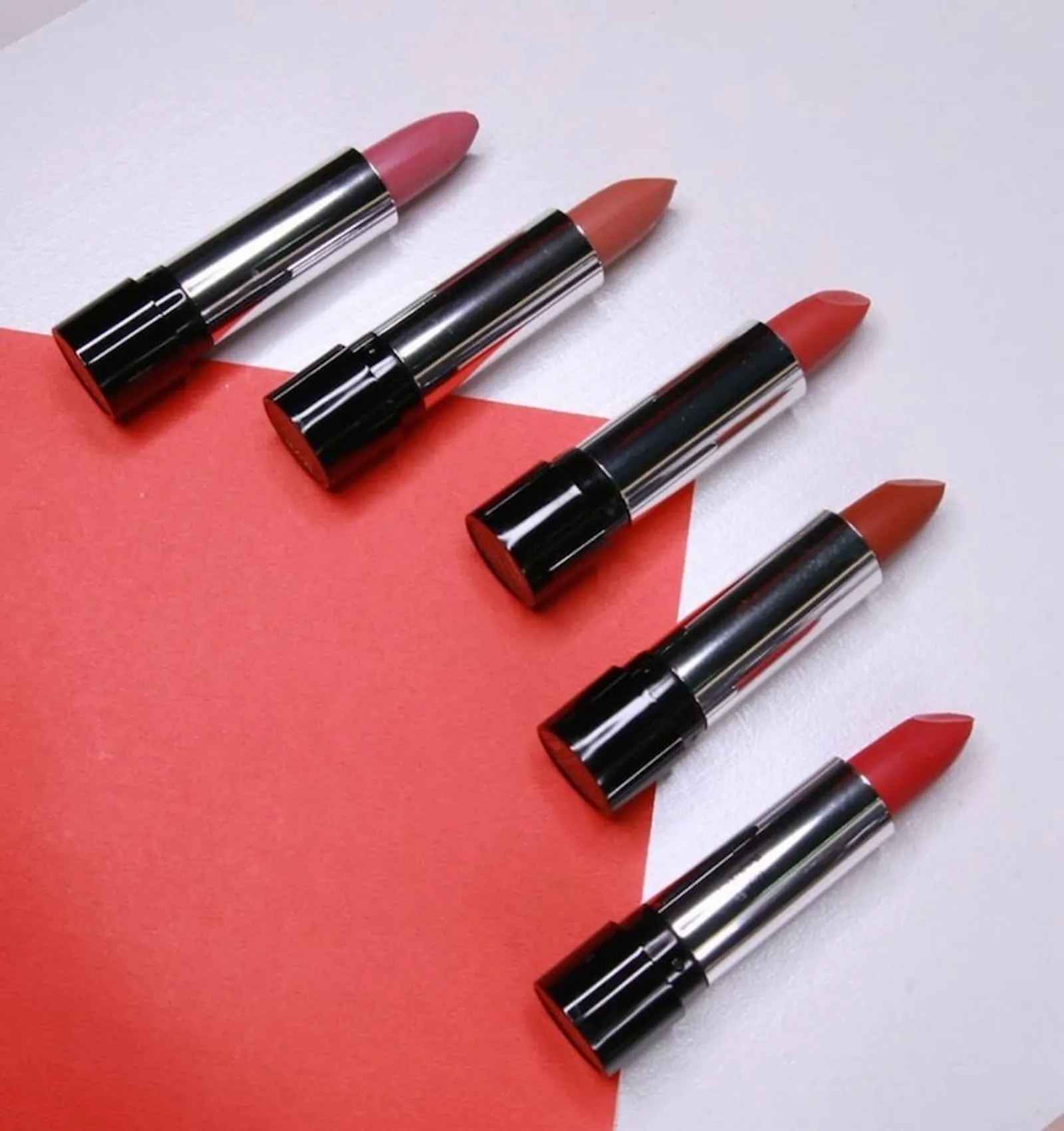 8 Lipstik dari Brand Kosmetik Artis yang Wajib Kamu Coba