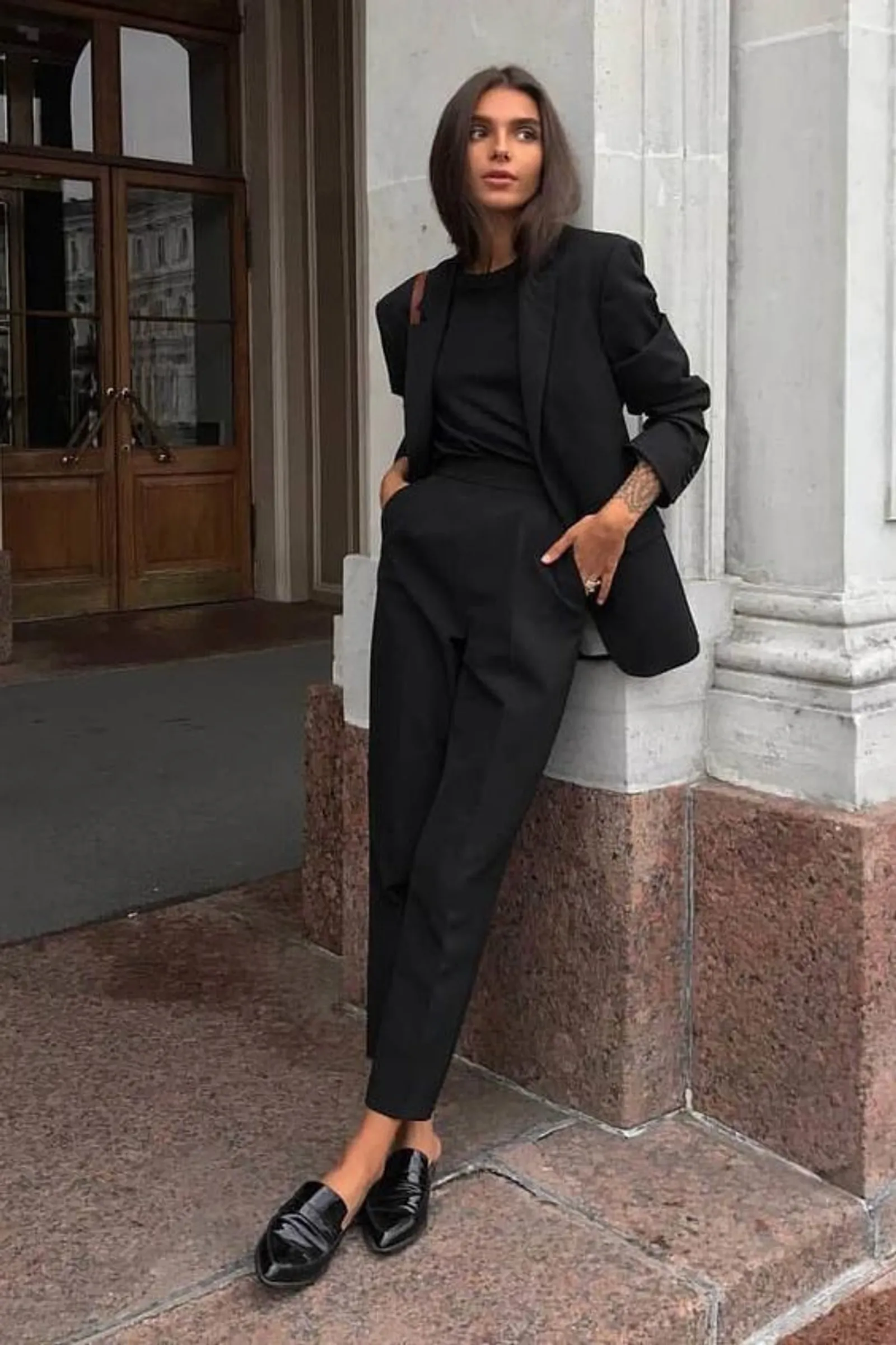 Inspirasi OOTD 'All Black' untuk Pergi ke Kantor