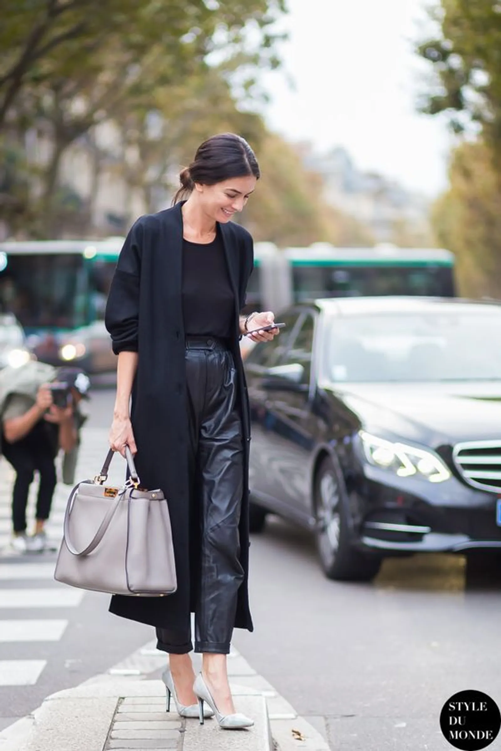 Inspirasi OOTD 'All Black' untuk Pergi ke Kantor