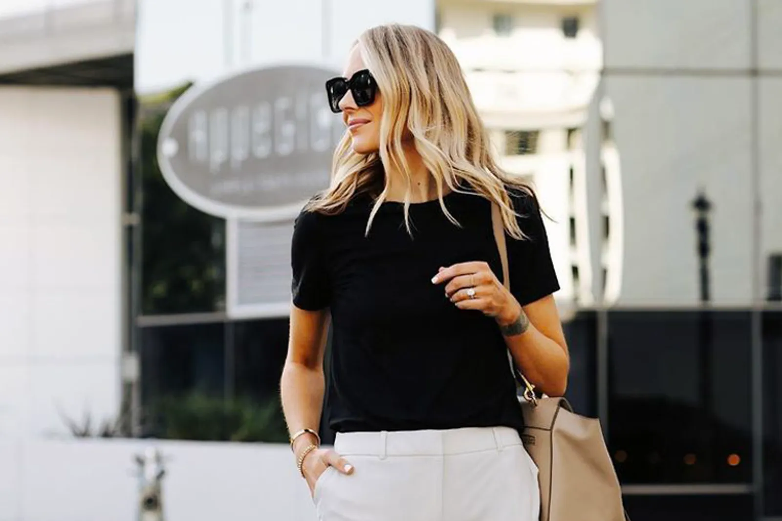 Effortlessly Stylish Pakai T-shirt untuk ke Kantor