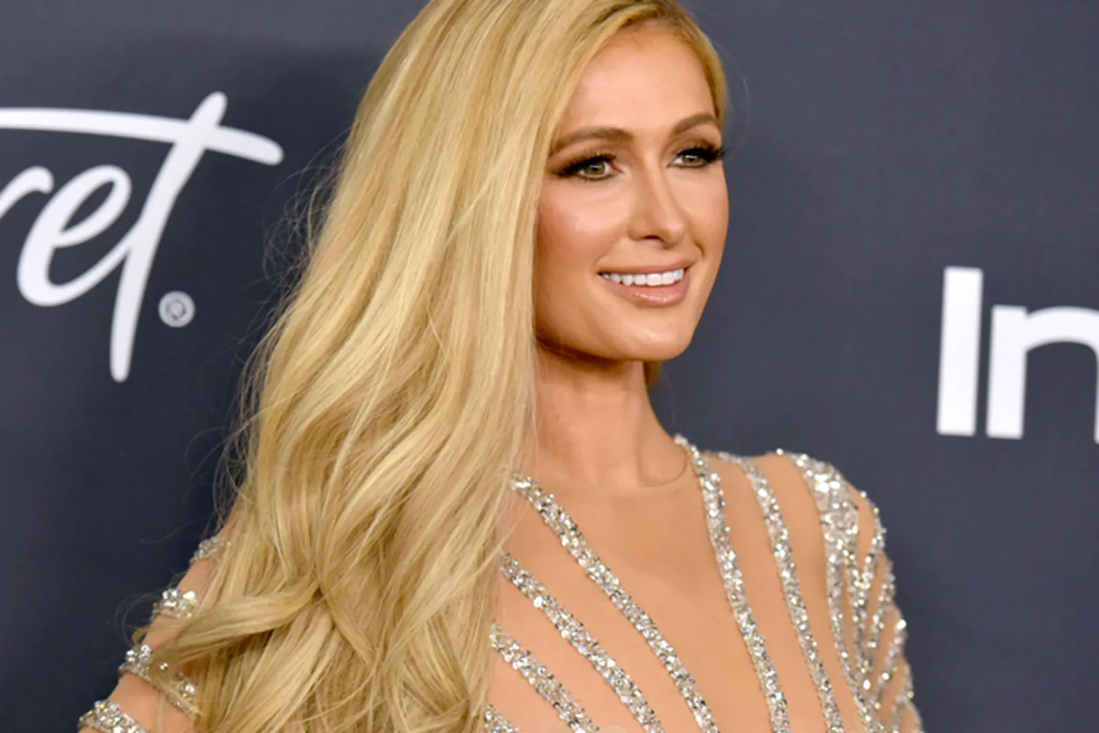 Sudah 40 Tahun, Gaya Mewah Paris Hilton Semakin Menawan