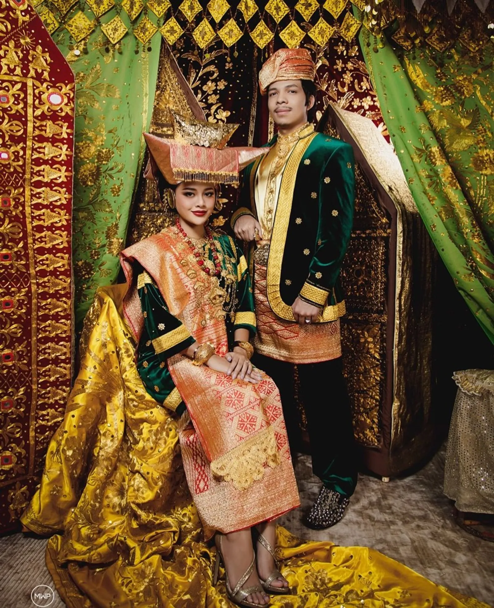 10 Foto Pre-Wedding Atta-Aurel, dari Konsep Modern Sampai Adat!