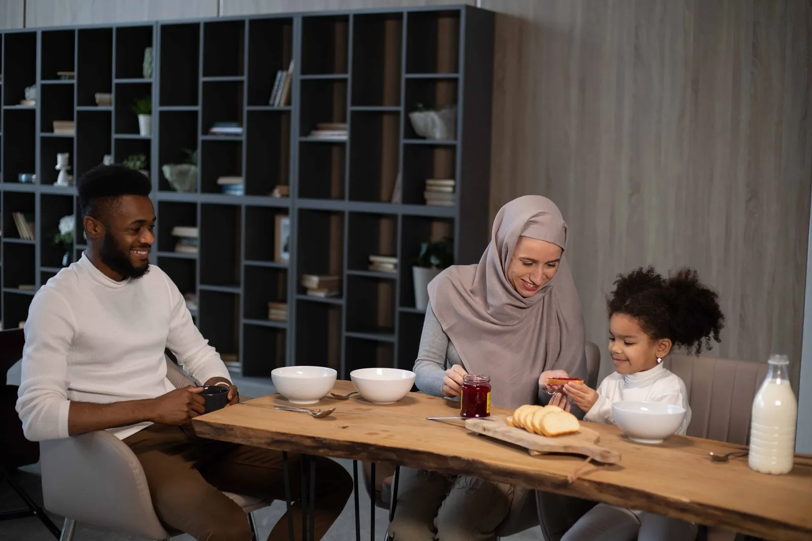 Tidak Mudah, Ini 10 Peran Ayah dalam Keluarga Menurut Islam