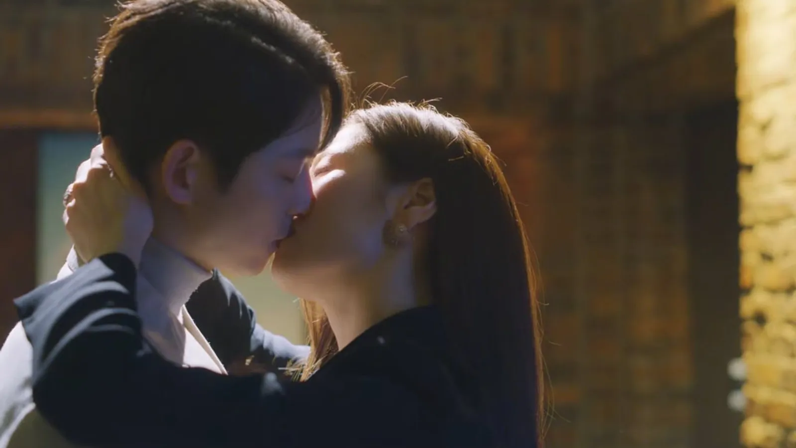 Ciuman Pertama Vincenzo, 9 Potret Chemistry Song Joong Ki-Jeon Yeo Bin