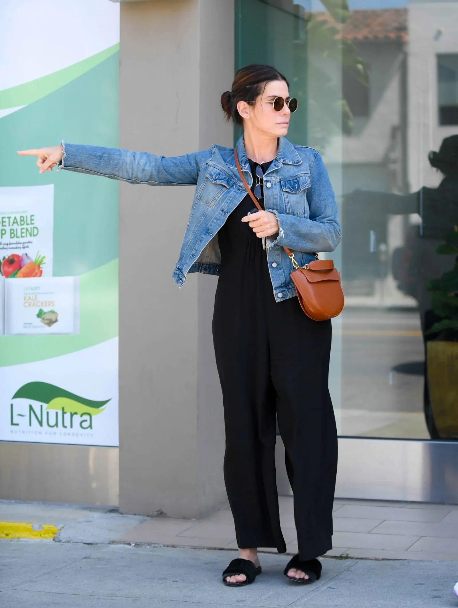 Umur 56 Tahun, Simak OOTD Awet Muda Sandra Bullock