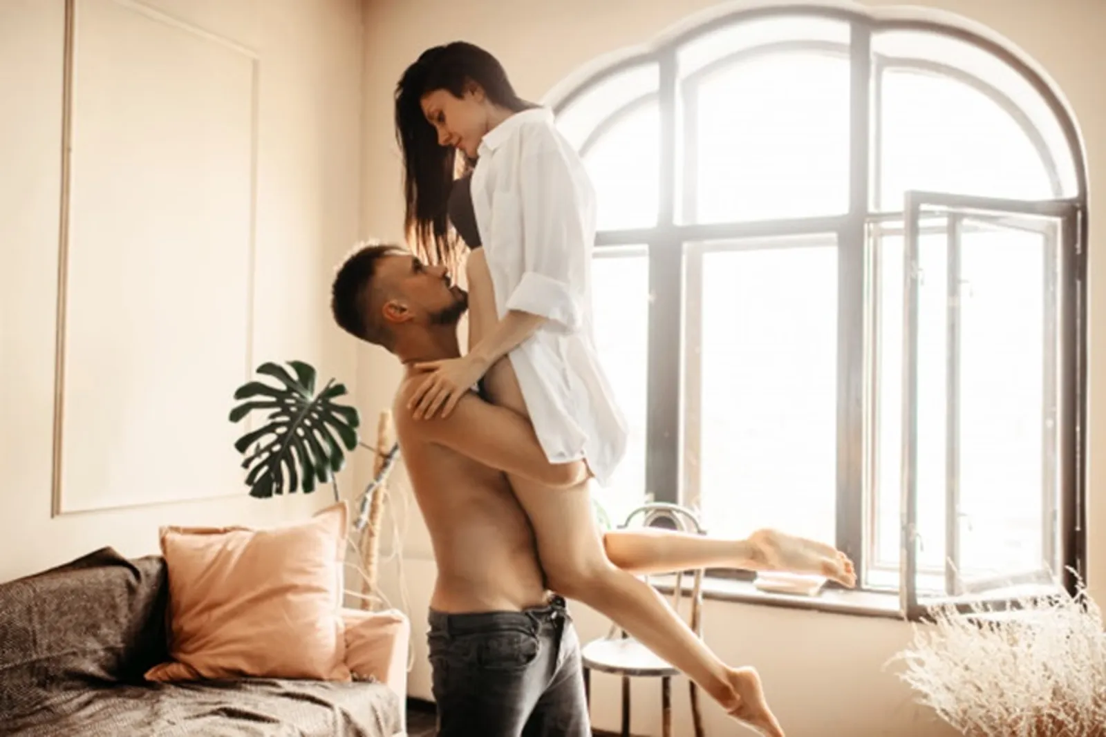 7 Cara Mengetahui Suami Puas atau Tidak Saat Bercinta denganmu
