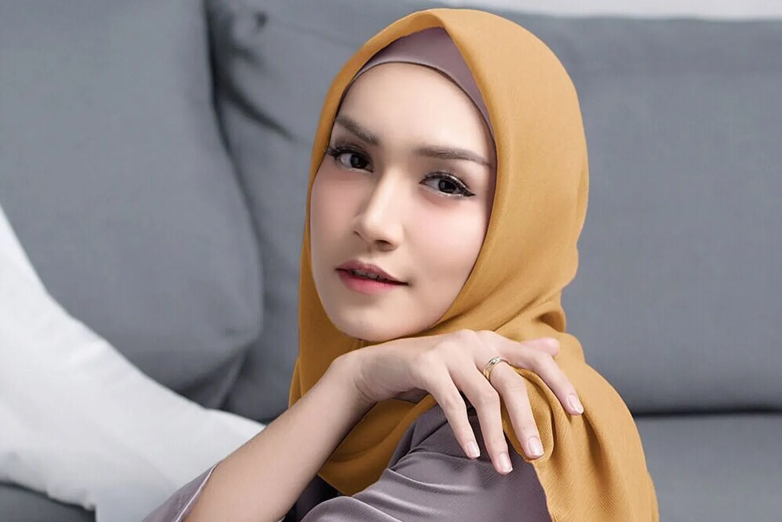 Makin Awet, Ini 5 Tips Merawat Hijab Cornskin yang Benar