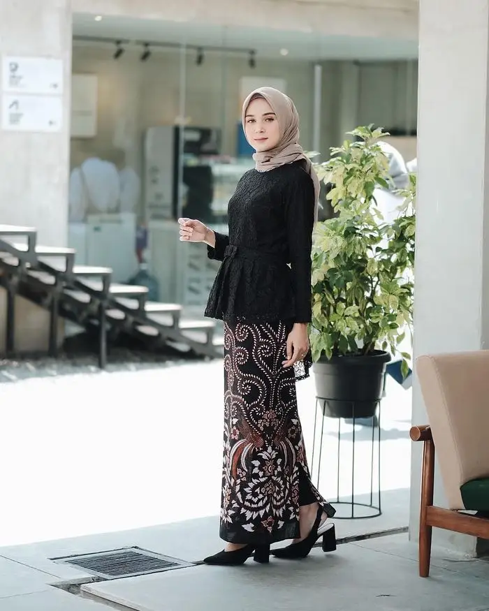 Tips Padu-padan OOTD Hijab ke Pesta dengan Kebaya Hitam