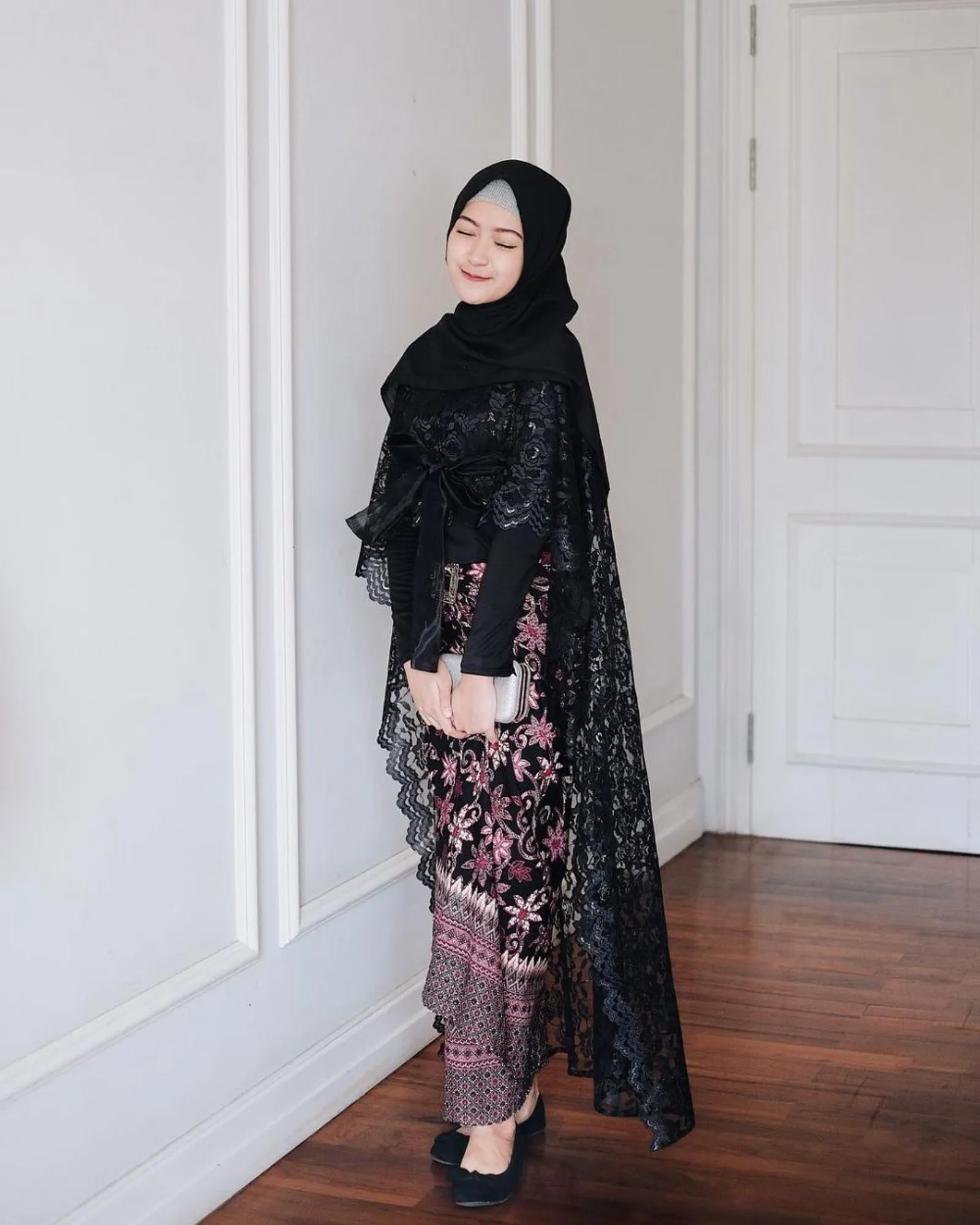 Tips Padu-padan OOTD Hijab ke Pesta dengan Kebaya Hitam