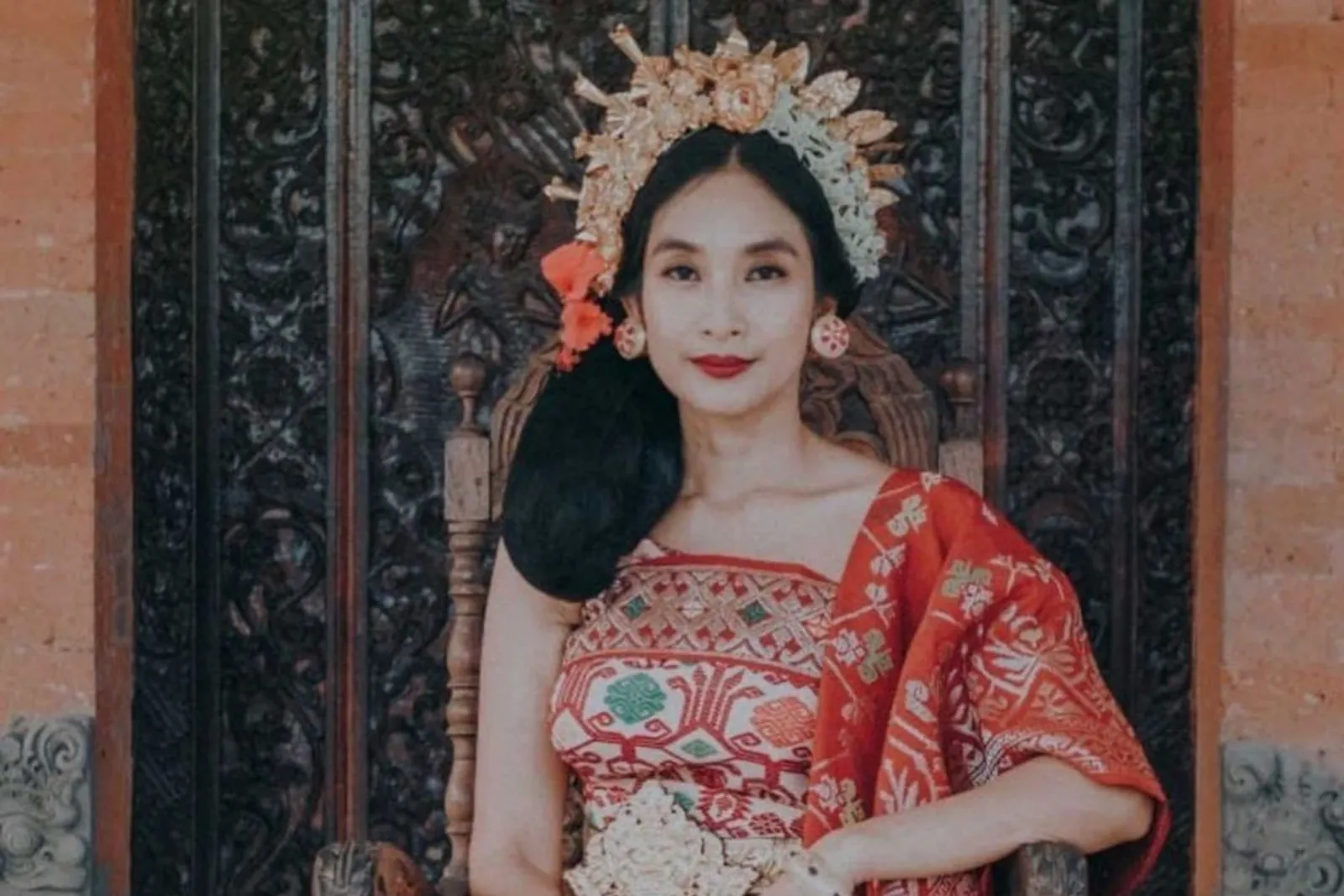 Sambut Hari Raya Galungan, Begini Gaya Elegan Artis Pakai Kebaya Bali