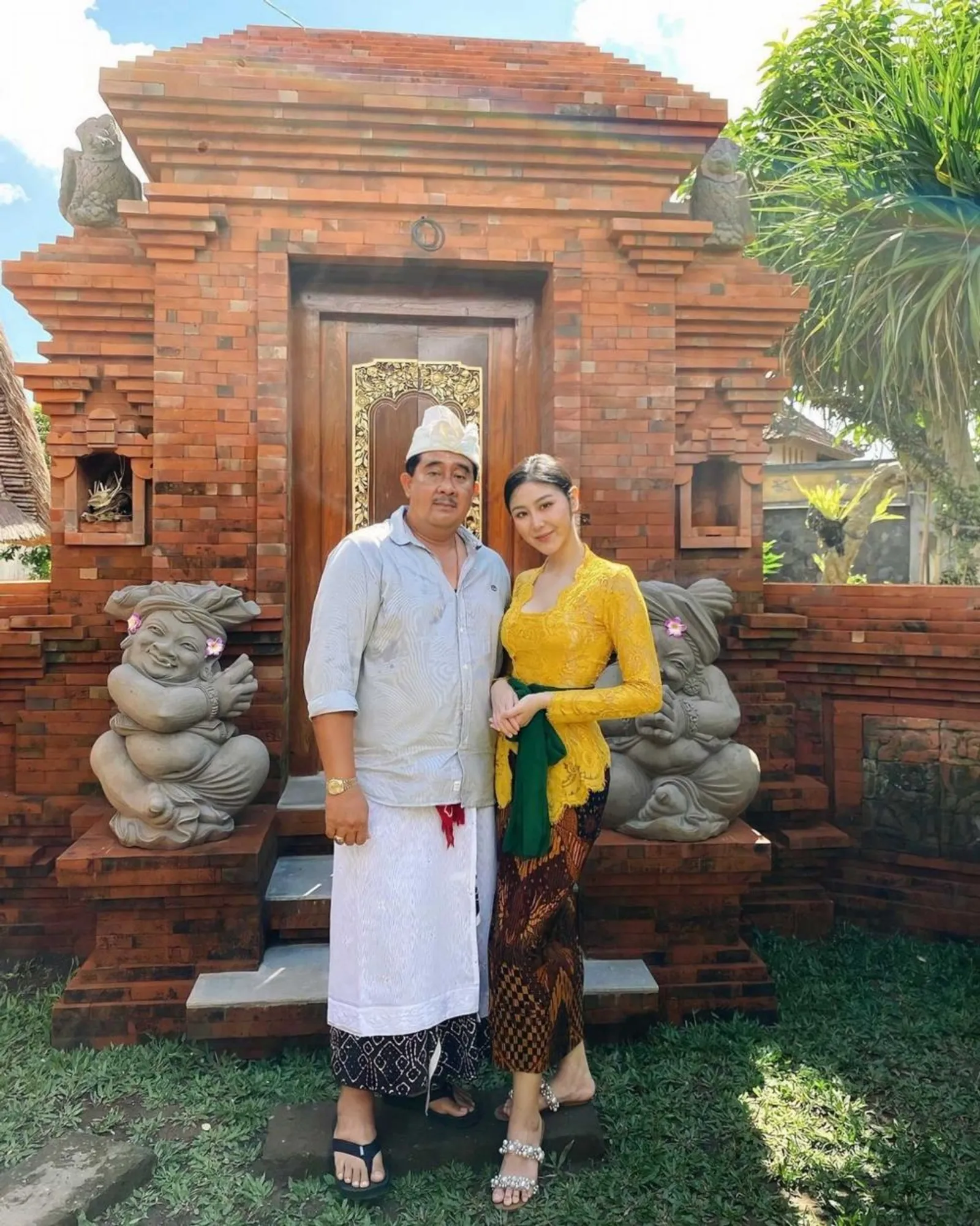 Sambut Hari Raya Galungan, Begini Gaya Elegan Artis Pakai Kebaya Bali