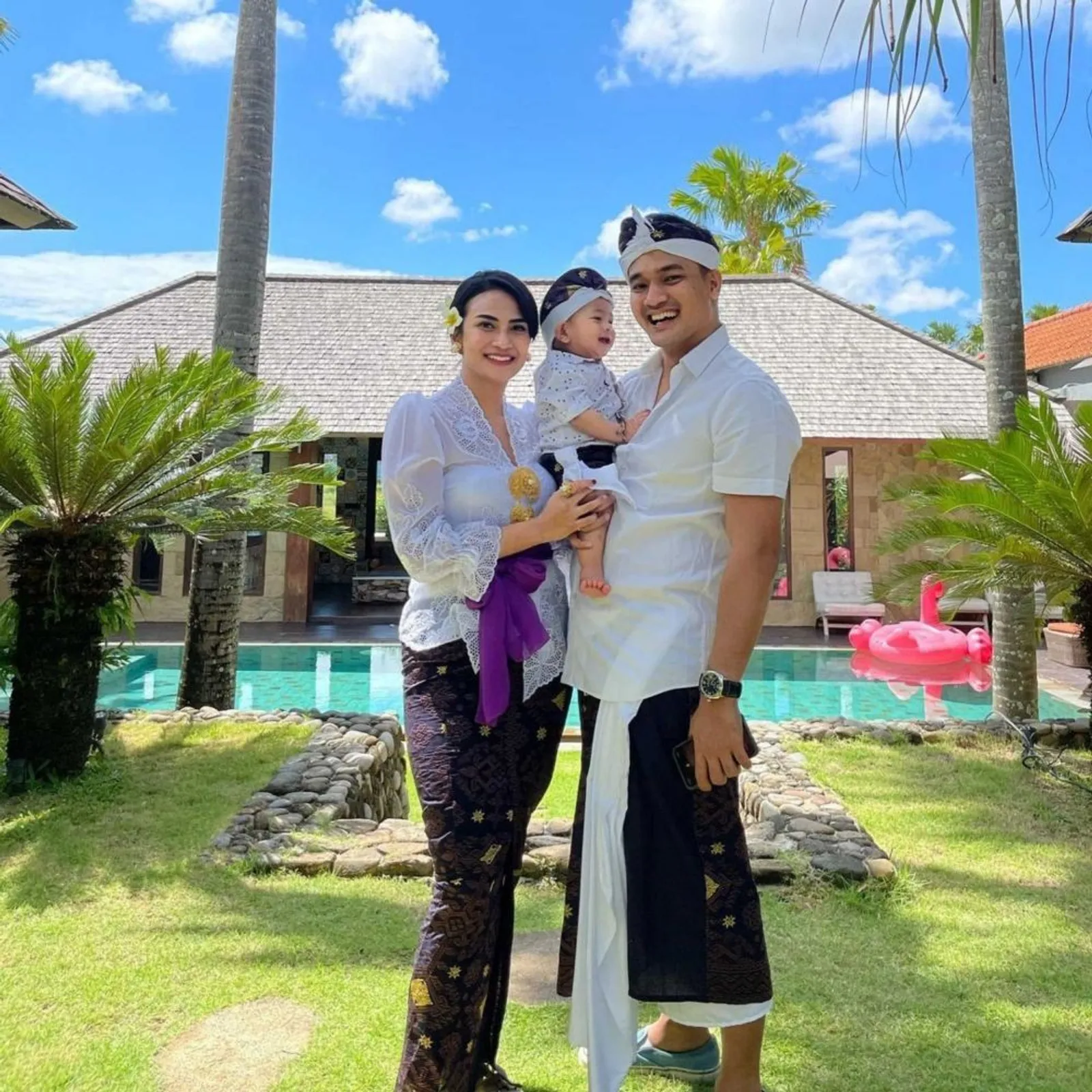 Sambut Hari Raya Galungan, Begini Gaya Elegan Artis Pakai Kebaya Bali