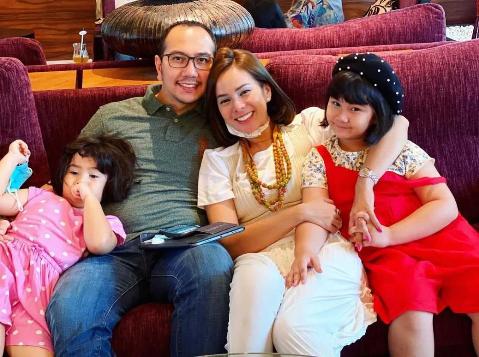 10 Potret Keluarga Presenter Top Indonesia yang Dijuluki Family Goals