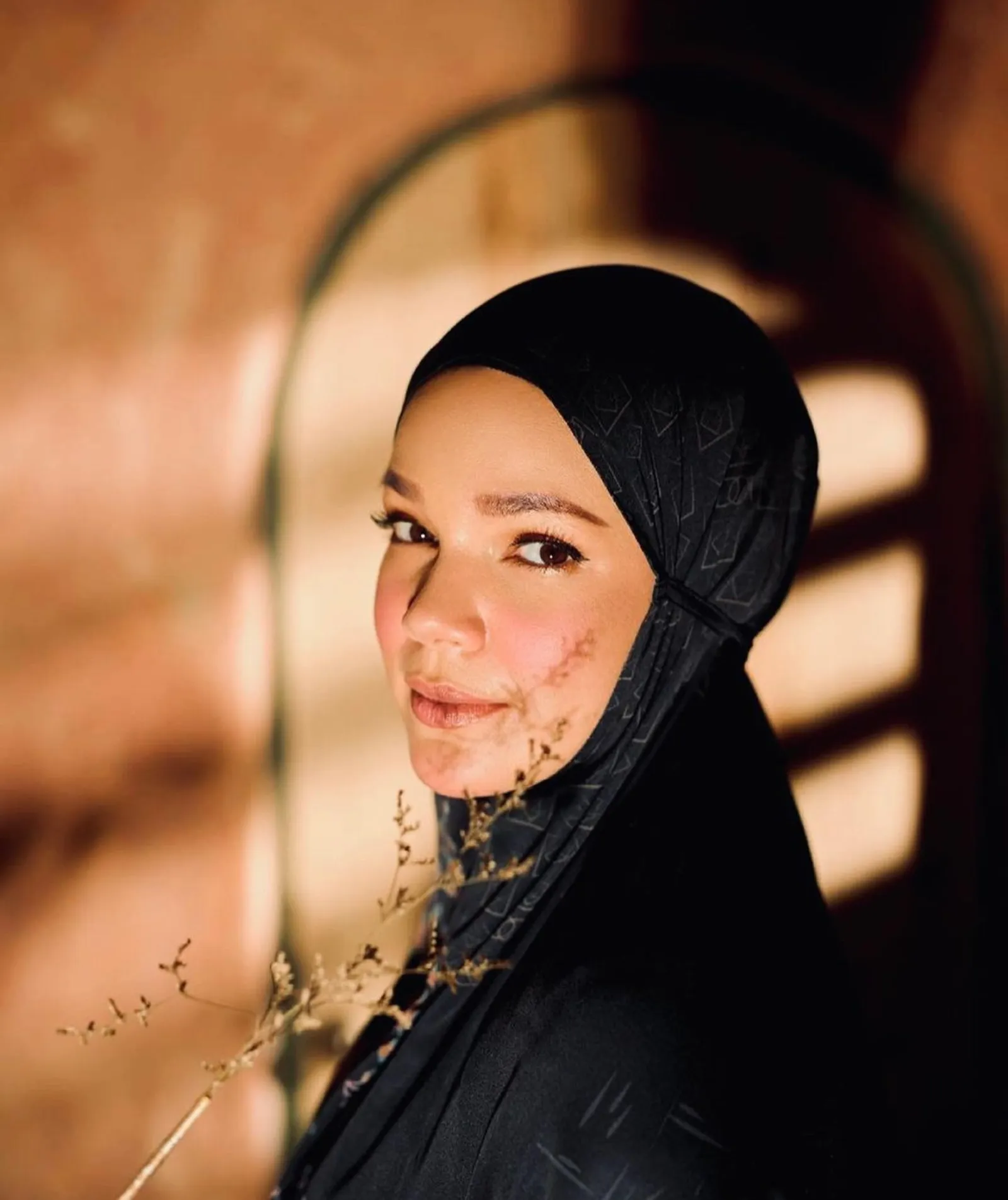 Deretan Gaya Artis Mualaf yang Putuskan Pakai Hijab, Menyejukkan Hati!