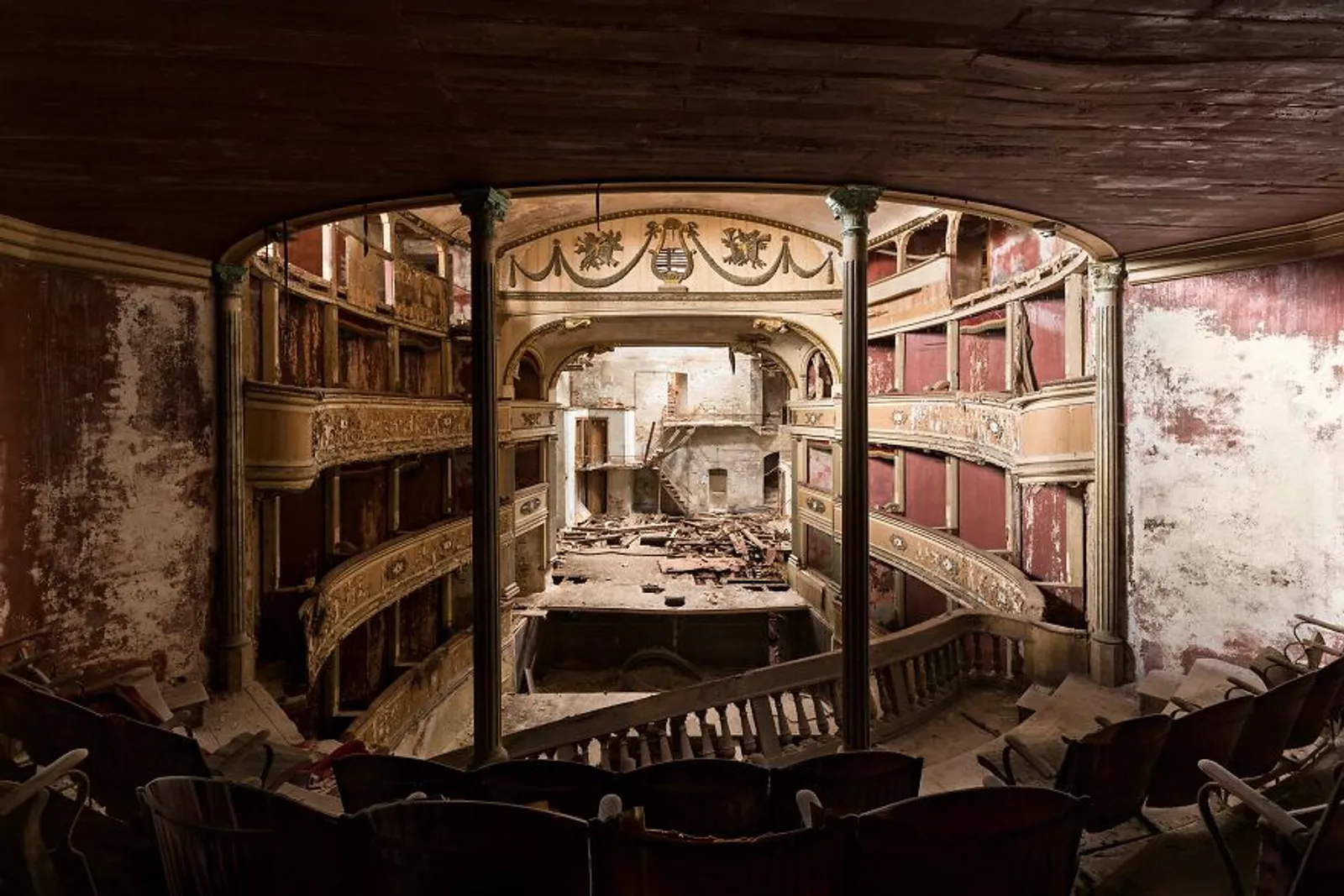Gedung Teater Terbengkalai yang Indah dari Seluruh Dunia