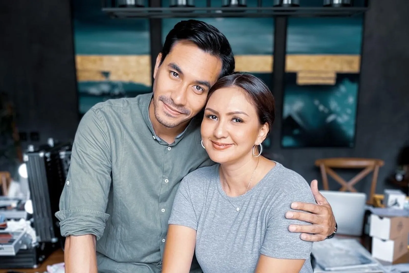 Couple Goals! 10 Potret Kisah Cinta Darius Sinathrya dan Donna Agnesia