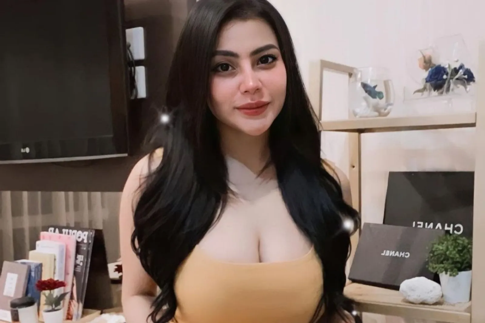 Potret Tisya Erni, Model Seksi yang Dikabarkan Dekat dengan Sule