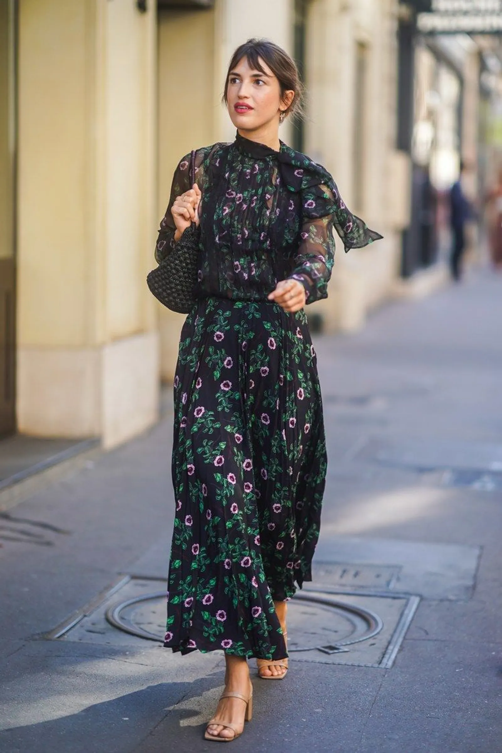 6 Inspirasi Model Dress Lengan Panjang untuk Tampil Elegan