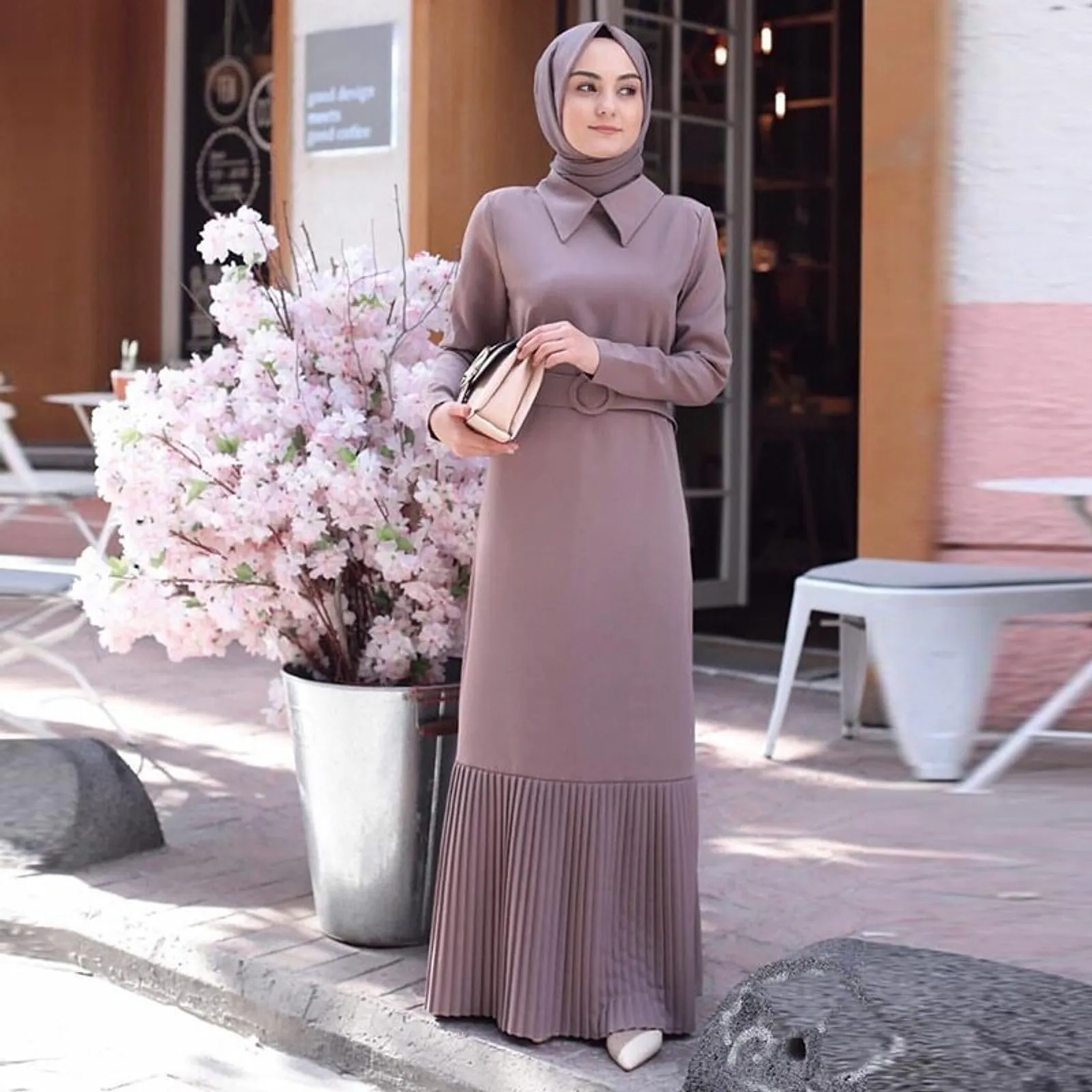 10 Padu-padan OOTD Hijab dengan Gamis Plisket yang Elegan
