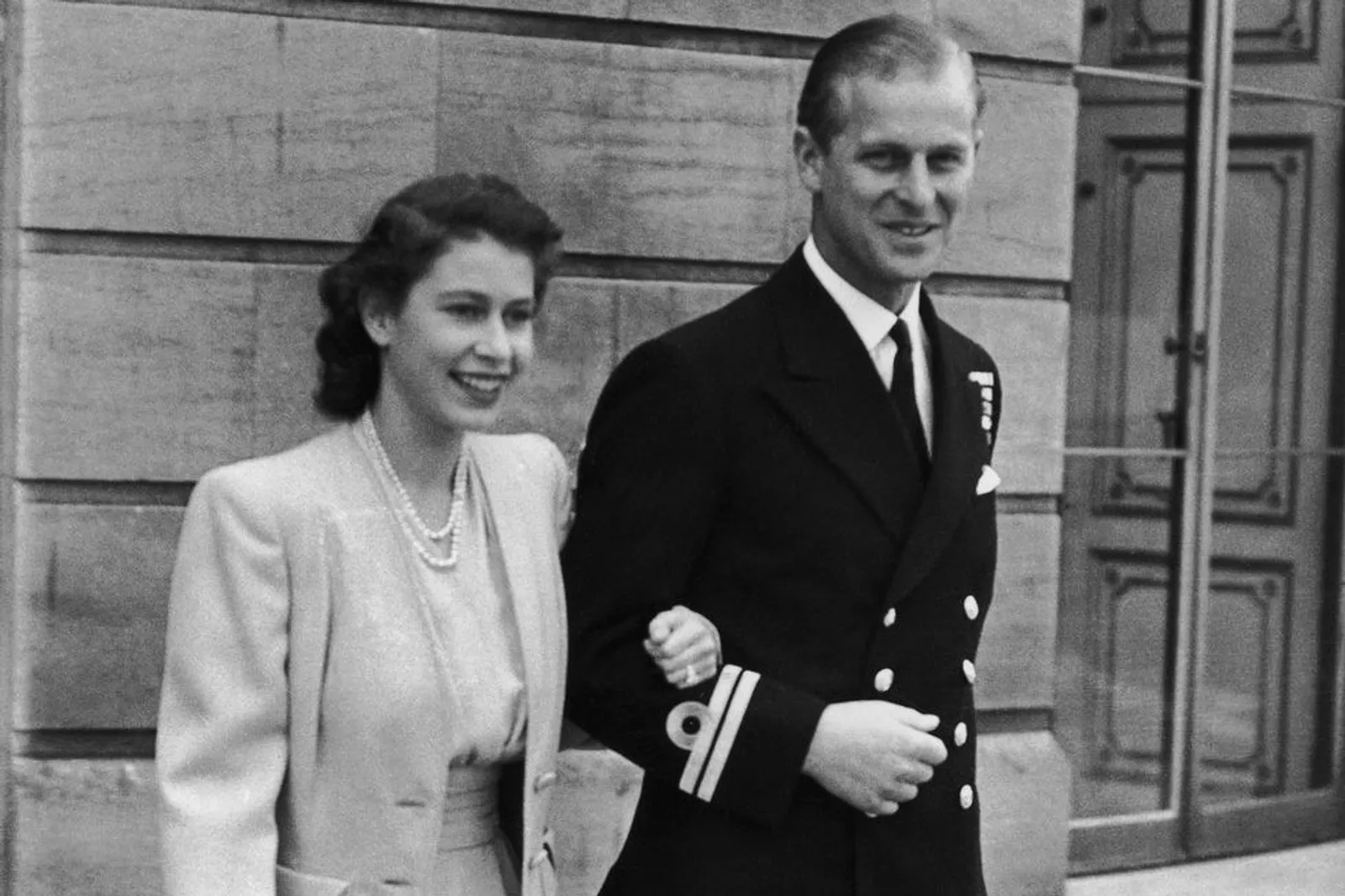 Gaya Masa Muda Ratu Elizabeth & Pangeran Philip, Bukti Couple Goals!