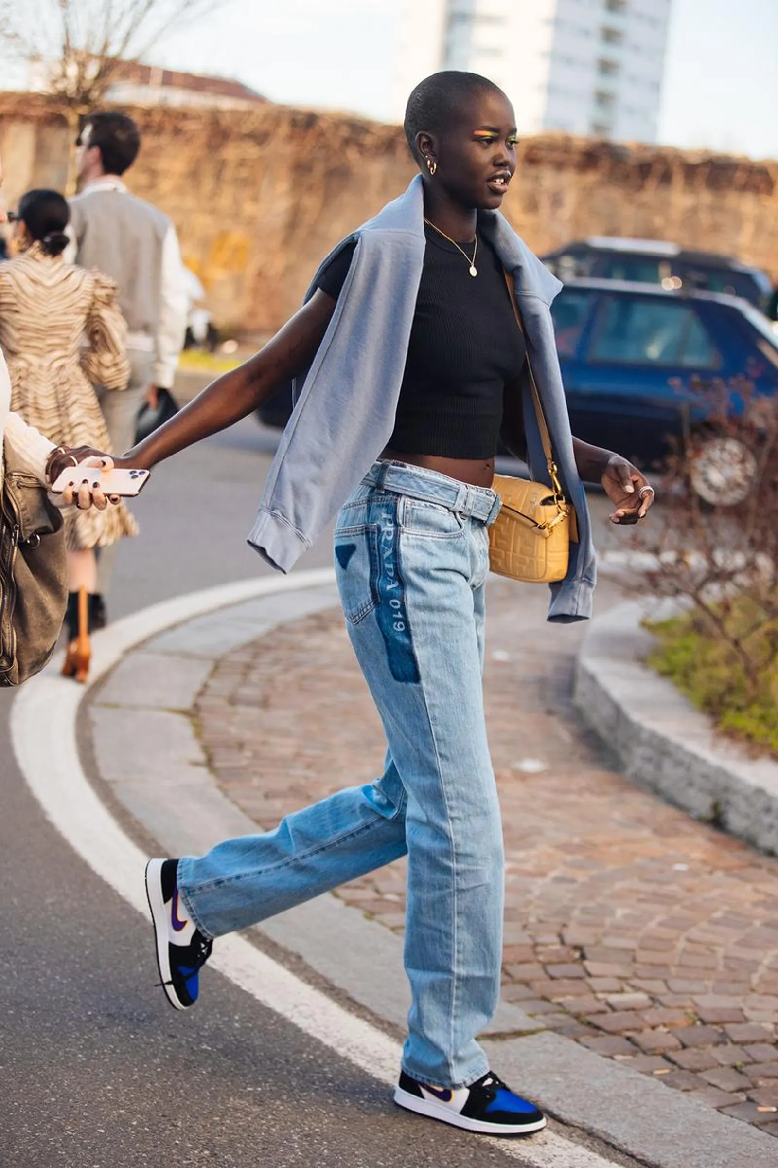 Tips Bergaya Kekinian dengan Padu-padan Celana Jeans dan Sneakers
