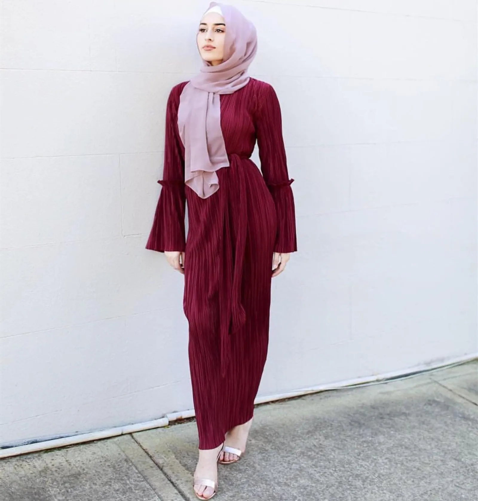 10 Padu-padan OOTD Hijab dengan Gamis Plisket yang Elegan