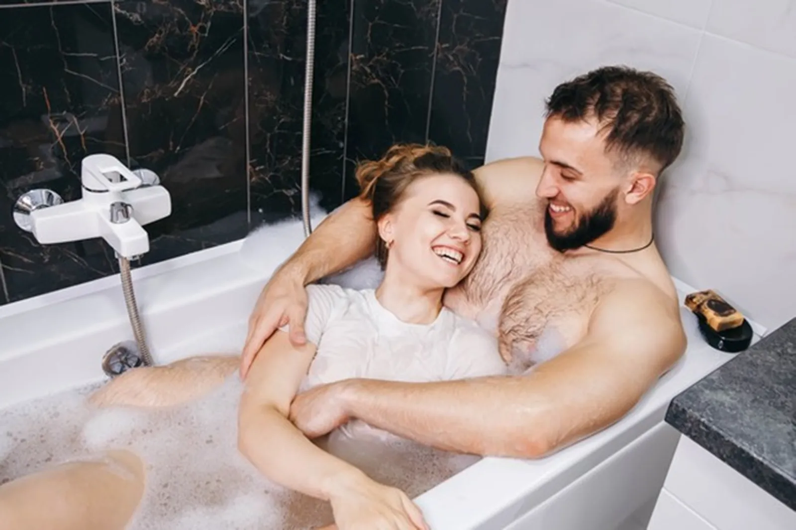 Romantis! 5 Cara Berhubungan Seks di Bathtub Agar Makin Intim